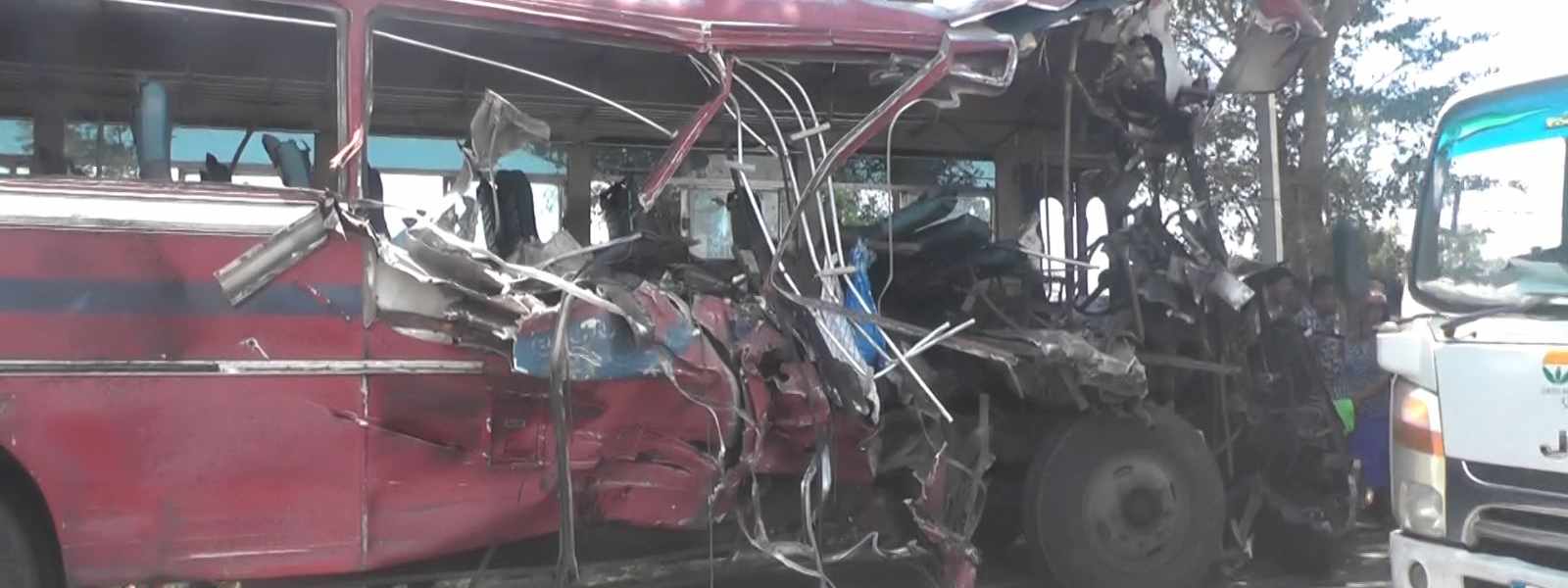 ලංගම බස් අනතුරකින් 4ක් මරුට, 33කට තුවාල...